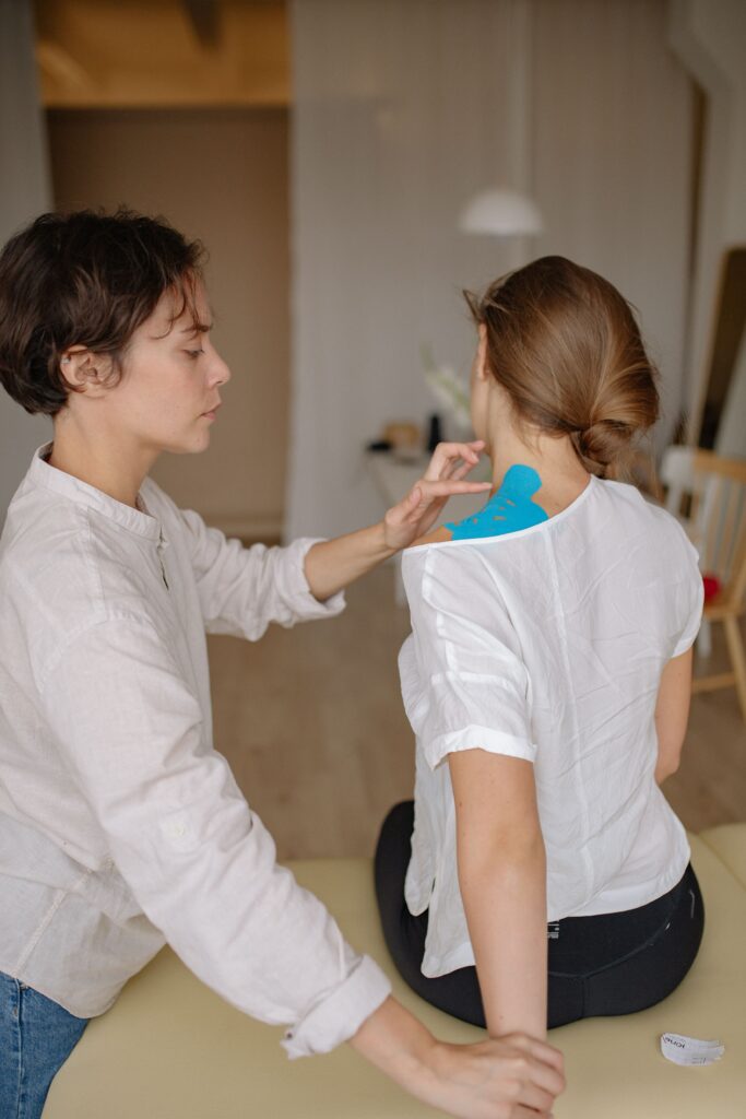 Patiente recevant un traitement chiropratique de l’épaule sur une table de soins pour soulager une tendinite ou une douleur à l’épaule à Longueuil